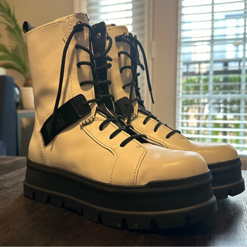 UGG Sheena Combat Boot Sz Wmn 9